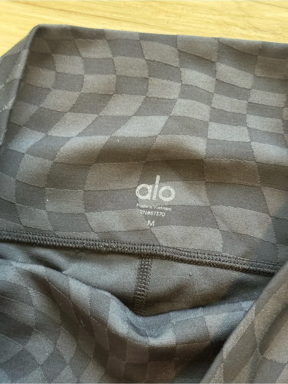 ALO Yoga Womens Black Wavy Checker Leggings High Waisted Size Medium Activewear